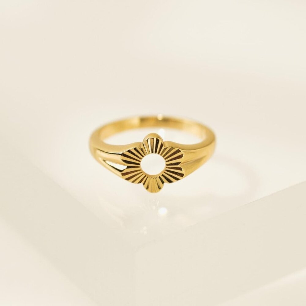 Daisy Fluted Signet Ring